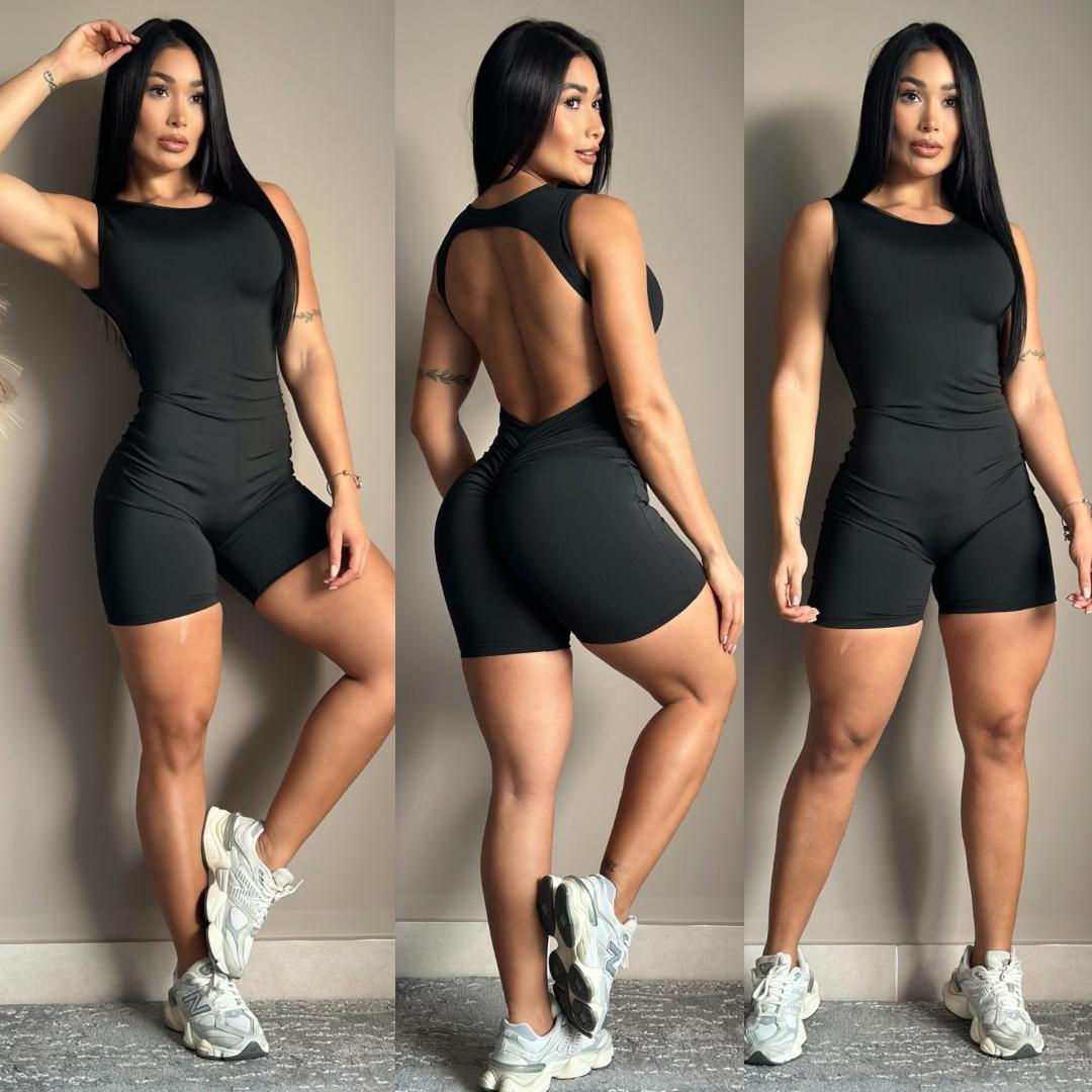 Enterizo de mujer con diseño deportivo y fruncido trasero. Resalta la figura con un ajuste perfecto.