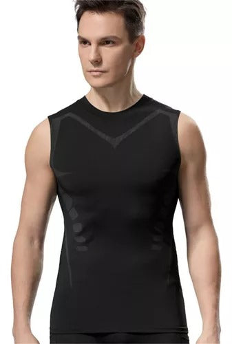 Camisilla fitness para hombre con estilo vanguardista y ajuste favorecedor. Perfecta para gimnasio y outfits deportivos.