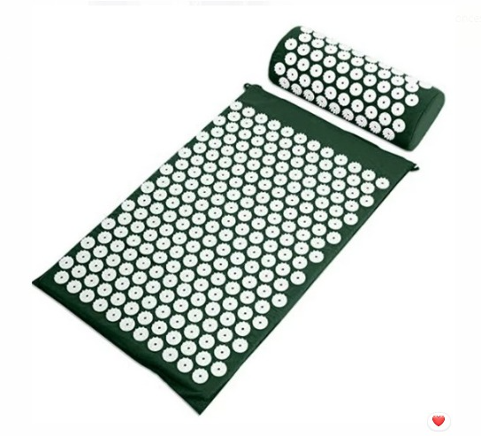 Tapete de acupresión con almohada para relajación muscular y bienestar en casa.