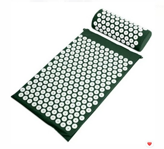 Tapete de acupresión con almohada para relajación muscular y bienestar en casa.