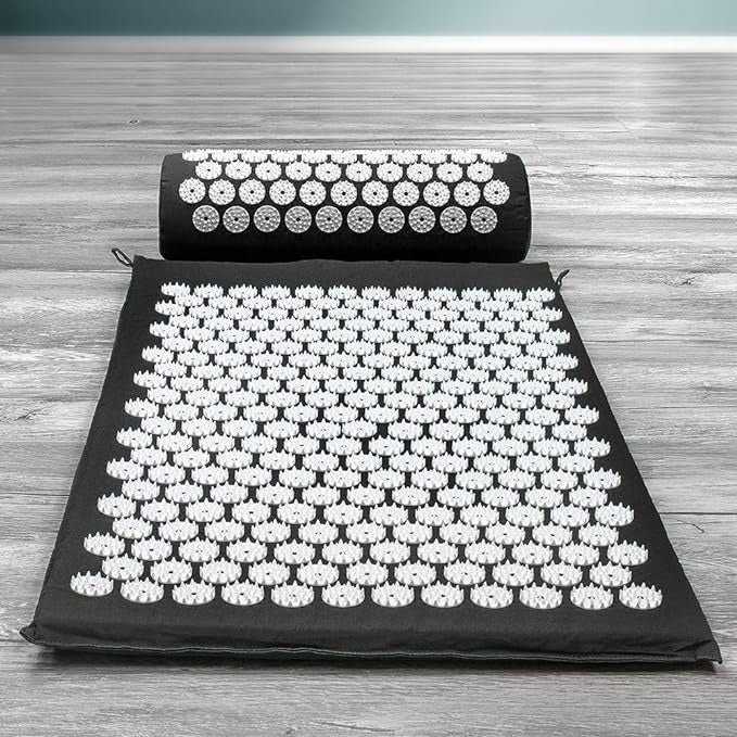 Almohada de acupresión para aliviar tensión en cuello y espalda durante el trabajo.