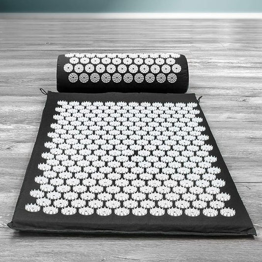Almohada de acupresión para aliviar tensión en cuello y espalda durante el trabajo.